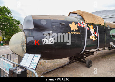 Seconde Guerre mondiale, des bombardiers Lancaster KB976 Section 11 KB976 nez du fuselage et construire, d'une exposition en 2011 au Musée de Brooklands, Weybridge, Surrey, UK Banque D'Images