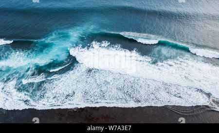 Vue aérienne de vagues énormes. Drone photo panoramique. Fond bleu, avec l'espace vide Banque D'Images