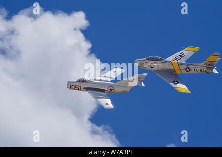 Mikoyan-gourevitch Mig-15 et North American F-86F Sabre Jolley 'Roger' pass au 'Plans de Fame' meeting aérien. Banque D'Images