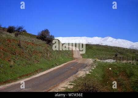 Une vue sur le mont Hermon couvert de neige à partir du stationnement de l'oz 77 monument à la vallée de larmes dans les hauteurs du Golan par Israël. Banque D'Images