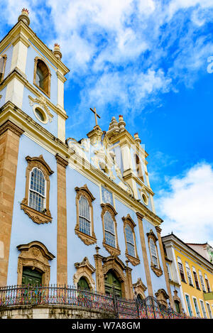 Façade de vieille église historique dans l'architecture coloniale à Pelourinho à Salvador, Bahia, Brésil Banque D'Images