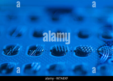 Un regard nostalgique de retour à un modèle plus ancien clavier téléphone cellulaire qui a inauguré une nouvelle ère de la technologie et les signatures numériques cachées à l'intérieur. Banque D'Images