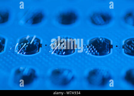 Un regard nostalgique de retour à un modèle plus ancien clavier téléphone cellulaire qui a inauguré une nouvelle ère de la technologie et les signatures numériques cachées à l'intérieur. Banque D'Images