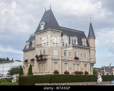 BOURGOIN-JALLIEU, FRANCE - 15 juillet 2019 : La Mairie de Bourgoin Jallieu, également appelé Hôtel de Ville ou mairie, un château de style manoir du xixe ce Banque D'Images