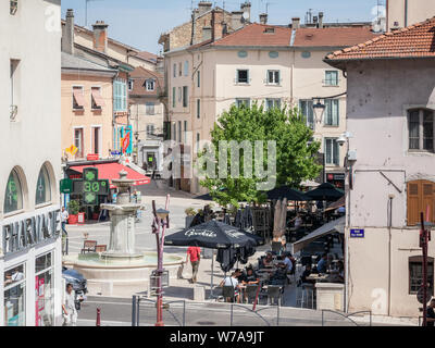 BOURGOIN-JALLIEU, FRANCE - 17 juillet 2019 : Place du 23 août 1944 Square, une place piétonne avec des cafés et des bars, dans le centre de Bourgoin, un typique Banque D'Images