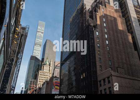 La 57e Rue, Manhattan, New York City, USA Banque D'Images