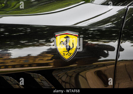 Allemagne, FULDA - Nov 2019 : un gros plan de la Ferrari logo sur une voiture noire. Banque D'Images