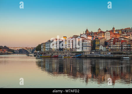 Paysage de Porto par le fleuve Douro, Portugal Banque D'Images