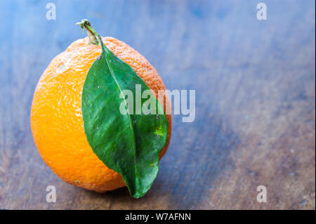 Citron Meyer frais du Paraguay avec un congé vert sur une table en bois brun Banque D'Images