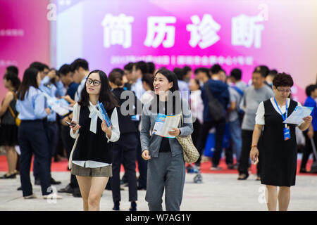 Les diplômés chinois et d'emploi Recherche d'emploi à un salon de l'emploi dans la ville de Shenzhen, province du Guangdong en Chine du Sud, 16 octobre 2017. Une récente su Banque D'Images