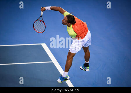 Alexandr Dolgopolov de l'Ukraine sert contre David Goffin de Belgique dans leur dernier match du masculin au cours de l'Open de tennis de Shenzhen 2017 t Banque D'Images