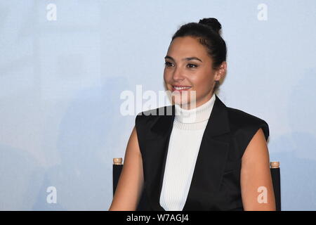 L'actrice israélienne Gal Gadot modèle et assiste à une conférence de presse pour son film 'Justice League' à Beijing, Chine, 27 octobre 2017. Banque D'Images