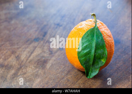 Citron Meyer frais du Paraguay avec un congé vert sur une table en bois brun Banque D'Images