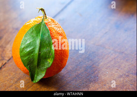 Citron Meyer frais du Paraguay avec un congé vert sur une table en bois brun Banque D'Images