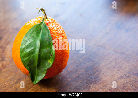 Citron Meyer frais du Paraguay avec un congé vert sur une table en bois brun Banque D'Images