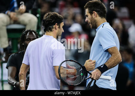 La Suisse de Roger Federer interagit avec Juan Martin Del Potro, ou Delpo, de l'Argentine après sa demi-finale du simple messieurs au cours de la Shanghai R Banque D'Images
