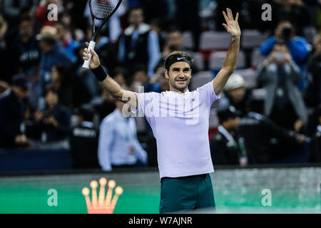 Roger Federer Suisse réagit après avoir battu Richard Gasquet de France dans leur quart de finale du simple messieurs au cours de la Rolex Masters de Shanghai Banque D'Images