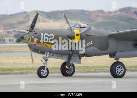 Lockheed P-38 illustré d'éclairage pendant un vol de démonstration. Banque D'Images