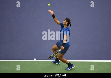 L'Espagne de Rafael Nadal sert contre Grigor Dimitrov de la Bulgarie dans leurs quarts de finale masculin au cours de la tour Tennis Masters de Shanghai Banque D'Images