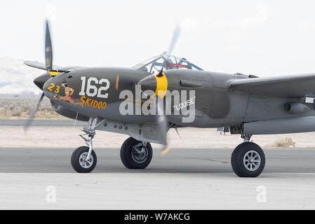 Lockheed P-38 illustré d'éclairage pendant un vol de démonstration. Banque D'Images