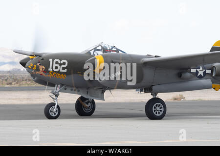 Lockheed P-38 illustré d'éclairage pendant un vol de démonstration. Banque D'Images