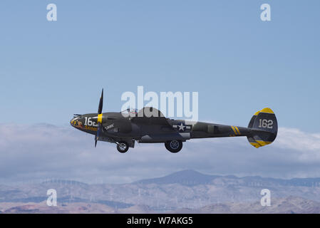 Lockheed P-38 illustré d'éclairage pendant un vol de démonstration. Banque D'Images