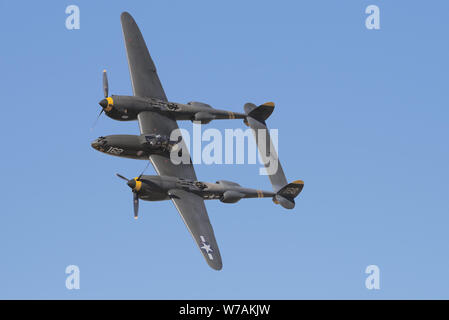 Lockheed P-38 illustré d'éclairage pendant un vol de démonstration. Banque D'Images