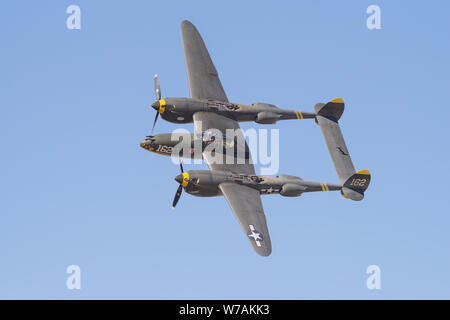 Lockheed P-38 illustré d'éclairage pendant un vol de démonstration. Banque D'Images