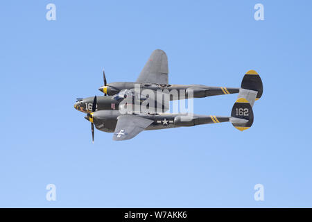 Lockheed P-38 illustré d'éclairage pendant un vol de démonstration. Banque D'Images