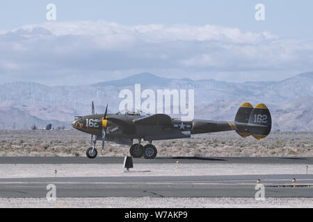 Lockheed P-38 illustré d'éclairage pendant un vol de démonstration. Banque D'Images