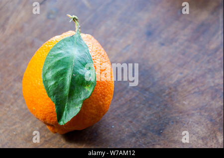 Citron Meyer frais du Paraguay avec un congé vert sur une table en bois brun Banque D'Images