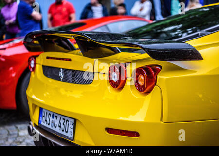 Allemagne, FULDA - Nov 2019 : feux de recul du type jaune Ferrari F430 F131 cabrio est une voiture de sport produite par le constructeur italien Fer Banque D'Images