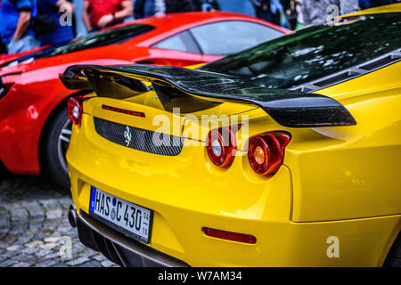 Allemagne, FULDA - Nov 2019 : feux de recul du type jaune Ferrari F430 F131 cabrio est une voiture de sport produite par le constructeur italien Fer Banque D'Images