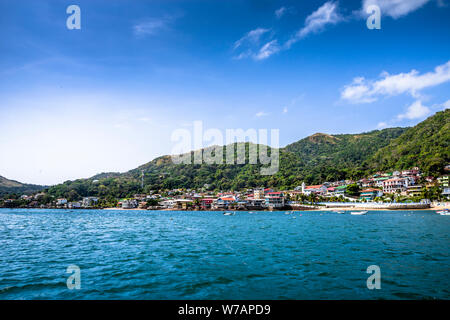 L'île de Taboga fleur près de Panama City vue sur le village et la plage avec petits bateaux Banque D'Images