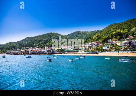 L'île de Taboga fleur près de Panama City vue sur le village et la plage avec petits bateaux Banque D'Images