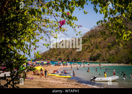 La destination de l'île de Taboga fleur près de Panama City dans l'océan Pacifique - scène de plage avec de nombreux touristes Banque D'Images