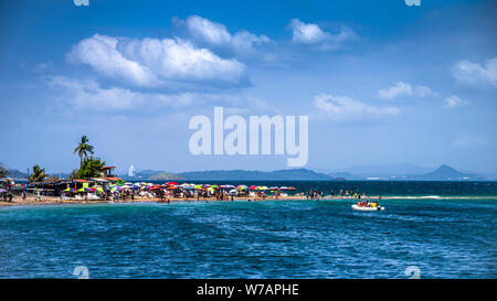 La destination de l'île de Taboga fleur près de Panama City dans l'océan Pacifique - scène de plage avec de nombreux touristes Banque D'Images