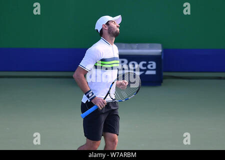 La Jordanie Thompson de l'Australie réagit comme il est en concurrence avec Diego Schwartzman de l'Argentine dans leur premier match de simple masculin pendant les Shang Banque D'Images