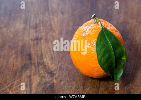 Citron Meyer frais du Paraguay avec un congé vert sur une table en bois brun Banque D'Images