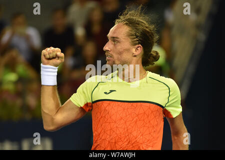 Alexandr Dolgopolov de l'Ukraine réagit après avoir marqué contre Damir Dzumhur de Bosnie-Herzégovine dans la demi-finale du simple messieurs duri Banque D'Images