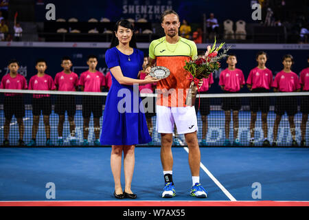 Alexandr Dolgopolov de l'Ukraine , droite, est remis avec trophy après avoir été battu par David Goffin de Belgique à leur dernier match de la Men's form Banque D'Images