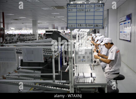 Des travailleurs chinois produisent des robots sur la chaîne de montage de la plus grande base de production pour des robots robotique PartnerX Shanghai Co., Ltd. à Changzhou Banque D'Images