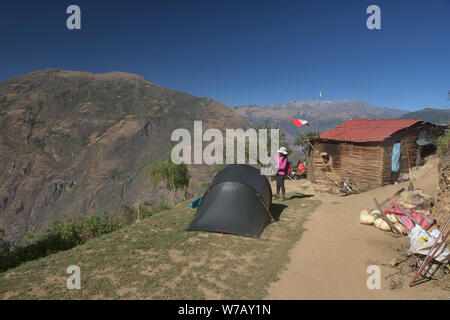 Camping dans le village de montagne d'Marimpata sur la randonnée Choquequirao, l 'autre Machu Picchu,' Capuliyoc, Apurimac, Pérou Banque D'Images
