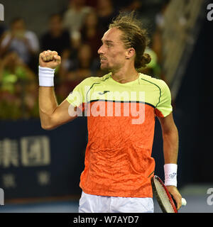 Alexandr Dolgopolov de l'Ukraine réagit après avoir marqué contre Damir Dzumhur de Bosnie-Herzégovine dans la demi-finale du simple messieurs duri Banque D'Images