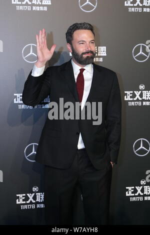 Acteur et réalisateur Ben Affleck pose comme il arrive sur le tapis rouge pour le film 'Justice League' à Beijing, Chine, 26 octobre 2017. Banque D'Images