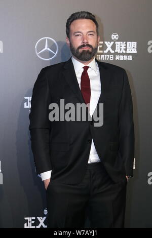 Acteur et réalisateur Ben Affleck pose comme il arrive sur le tapis rouge pour le film 'Justice League' à Beijing, Chine, 26 octobre 2017. Banque D'Images