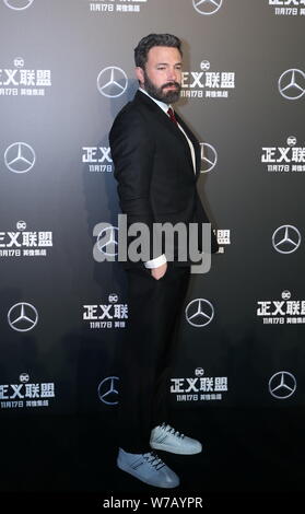 Acteur et réalisateur Ben Affleck pose comme il arrive sur le tapis rouge pour le film 'Justice League' à Beijing, Chine, 26 octobre 2017. Banque D'Images