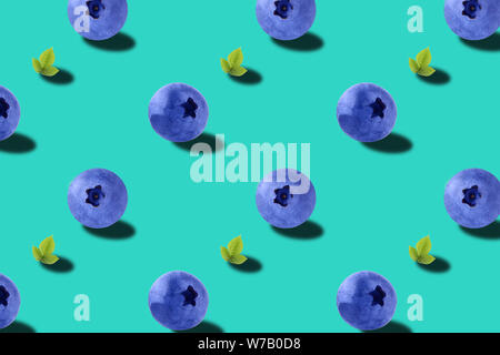 Motif fruits. La texture de bleuets frais colorés tranches sur le vert clair pastel arrière-plan. En vue de dessus. Banque D'Images