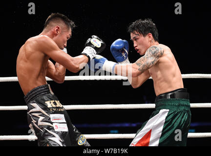 Li Yangjiang de Chine, à droite, est en concurrence avec Takuya Watanabe du Japon au cours de la super featherweight titre WBO intercontinental combat au cours de l'Affrontement Banque D'Images