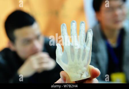 --FILE--un visiteur montre un modèle imprimé 3D part au cours d'une expo dans la ville de Hangzhou, province de Zhejiang en Chine de l'Est, 6 avril 2013. Le marché chinois fo Banque D'Images